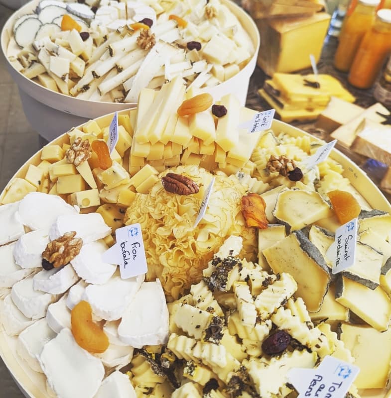Plateaux de fromages préparés en boutique