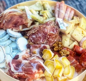 Plateau de fromages et charcuterie