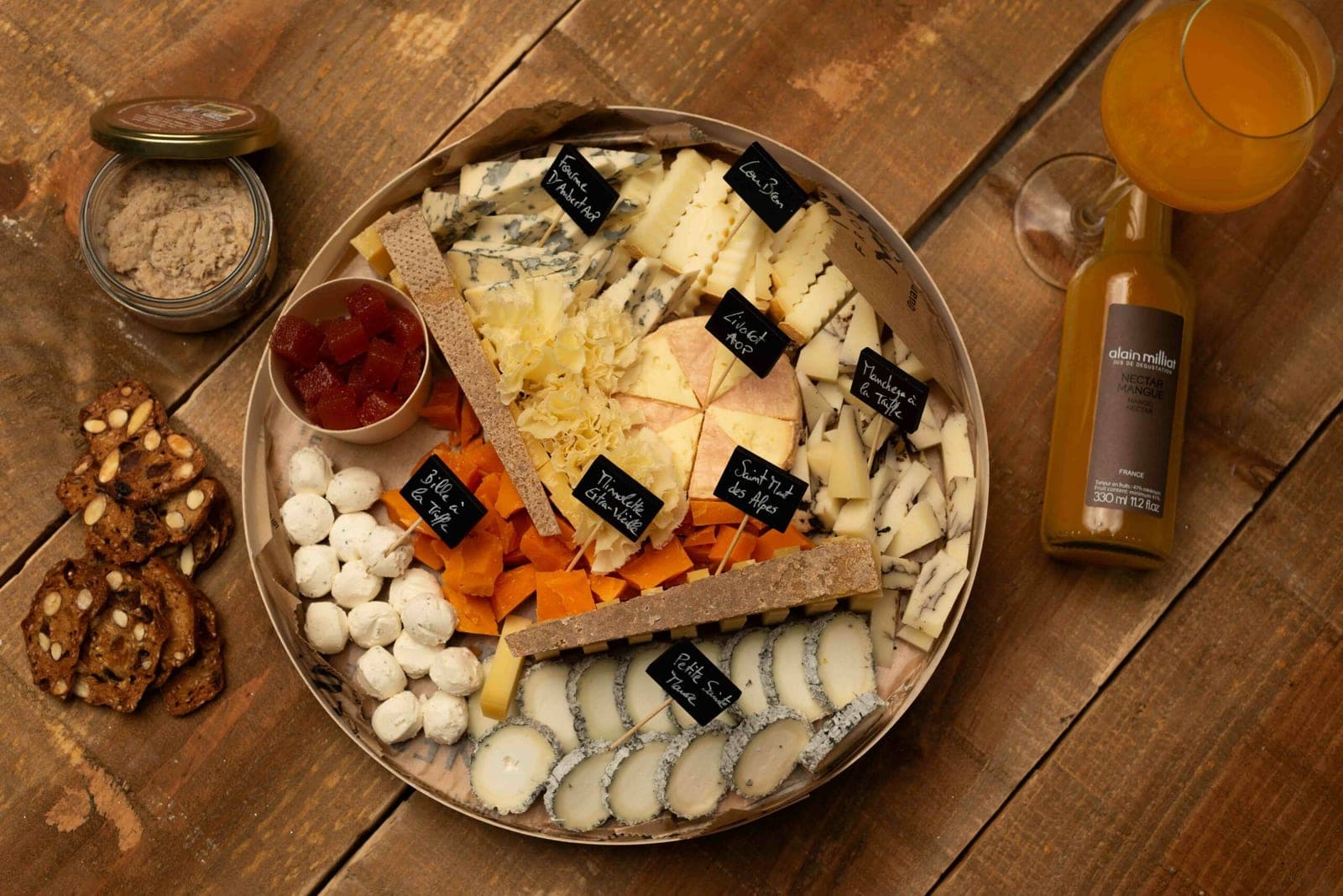 Plateau de fromage sur une table en bois