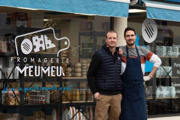 L’équipe de la Fromagerie Meumeu devant la vitrine de la boutique