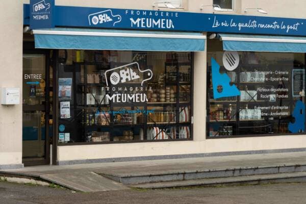 La façade de la Fromagerie Meumeu, son store bleu et son enseigne