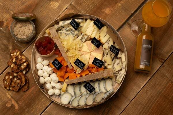 Plateau de fromages étiquetés à l’ardoise, billes de mozzarella et pâte de coing