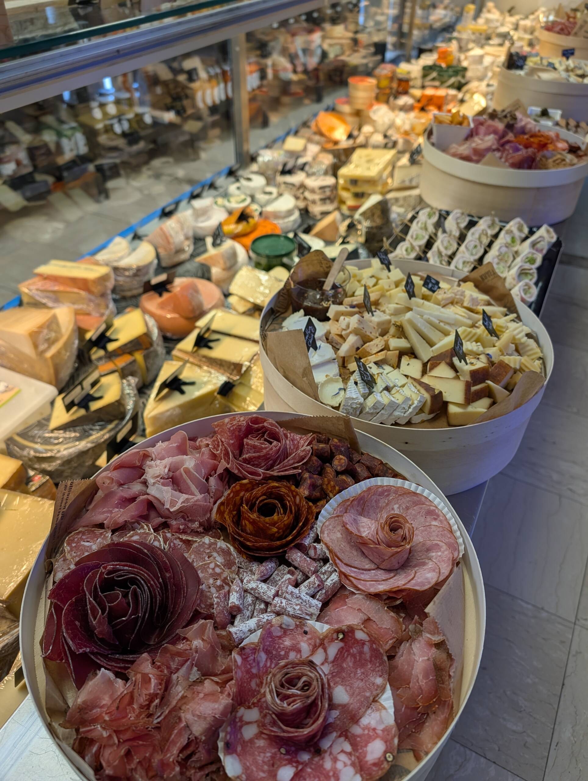 Le comptoir de la Fromagerie Meumeu et ses plateaux de fromages et de charcuterie