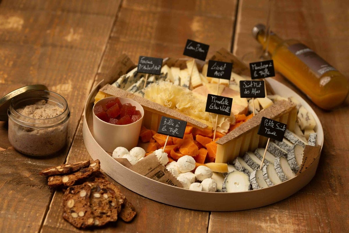 Plateau de fromages et charcuterie préparé pour un évènement